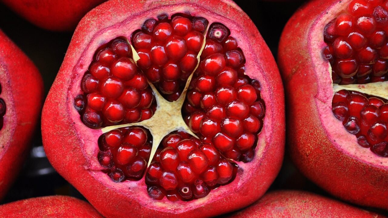 Melograno, il frutto di stagione da mangiare anche in insalata: come aprirlo e prepararlo