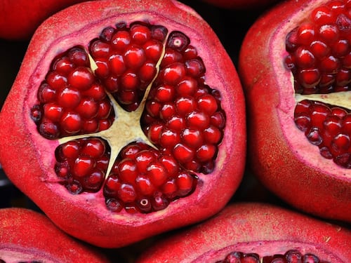 Melograno, il frutto di stagione da mangiare anche in insalata: come aprirlo e prepararlo