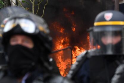 Parigi, scontri tra anarchici e polizia: auto distrutte, vetrine infrante 9
