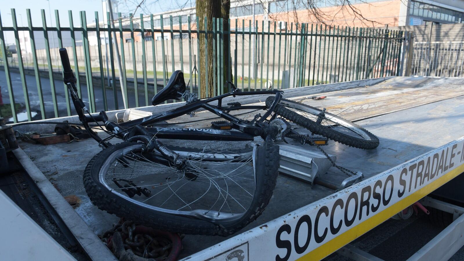 Ciclista travolto da un camion nel Milanese: morto per le ferite riportate