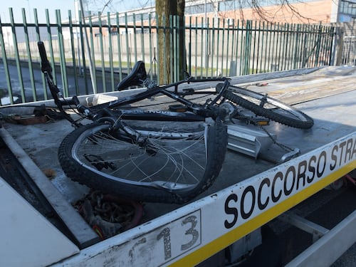 Ciclista travolto da un camion nel Milanese: morto per le ferite riportate