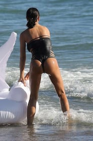 Claudia Galanti, lato b in vacanza 12