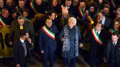 Sindaci in piazza con la Segre. Gli azzurri: no antisemitismo