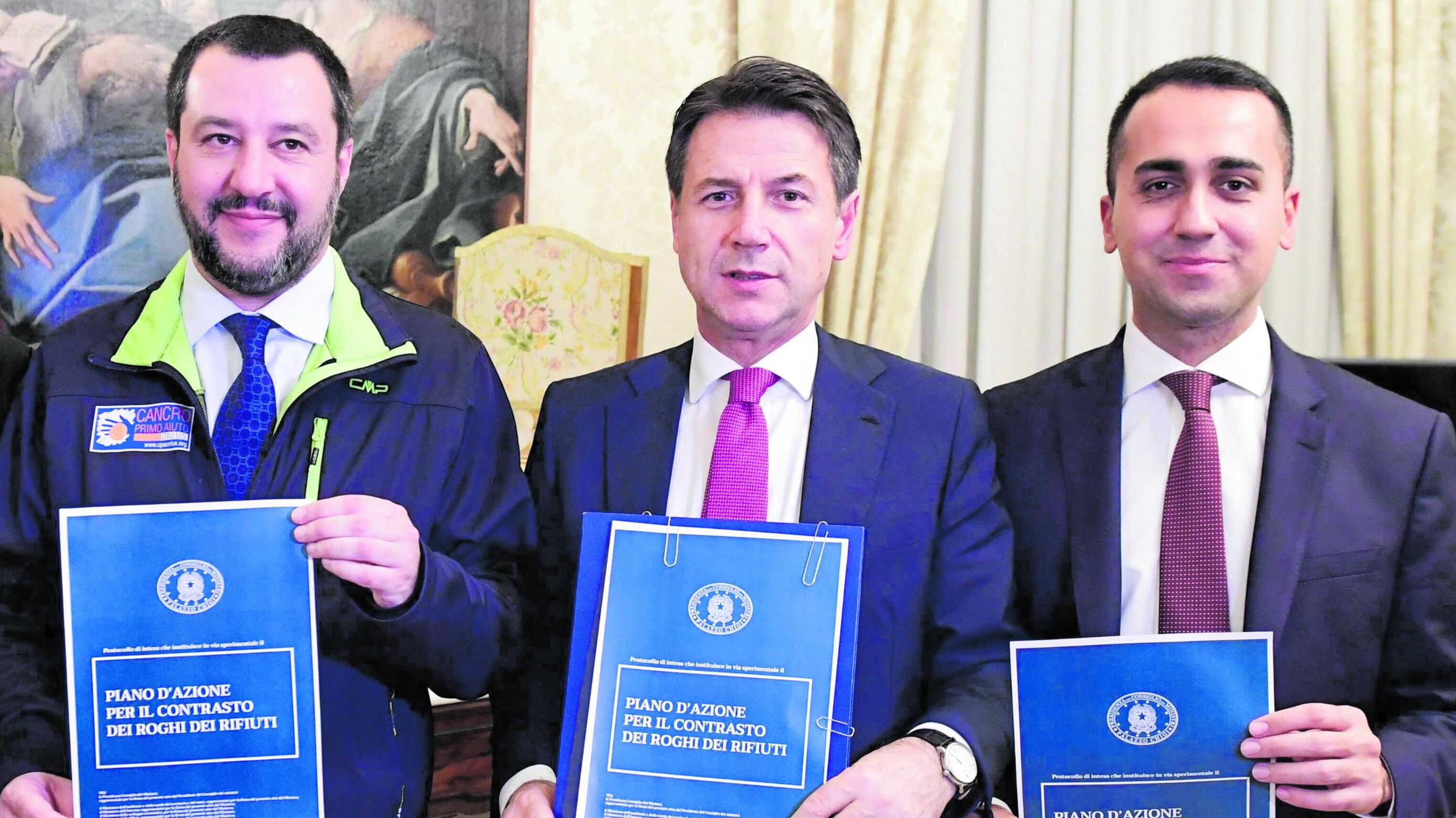 I grillini tuonano contro il blocco navale. Ma lo firmarono al governo con la Lega