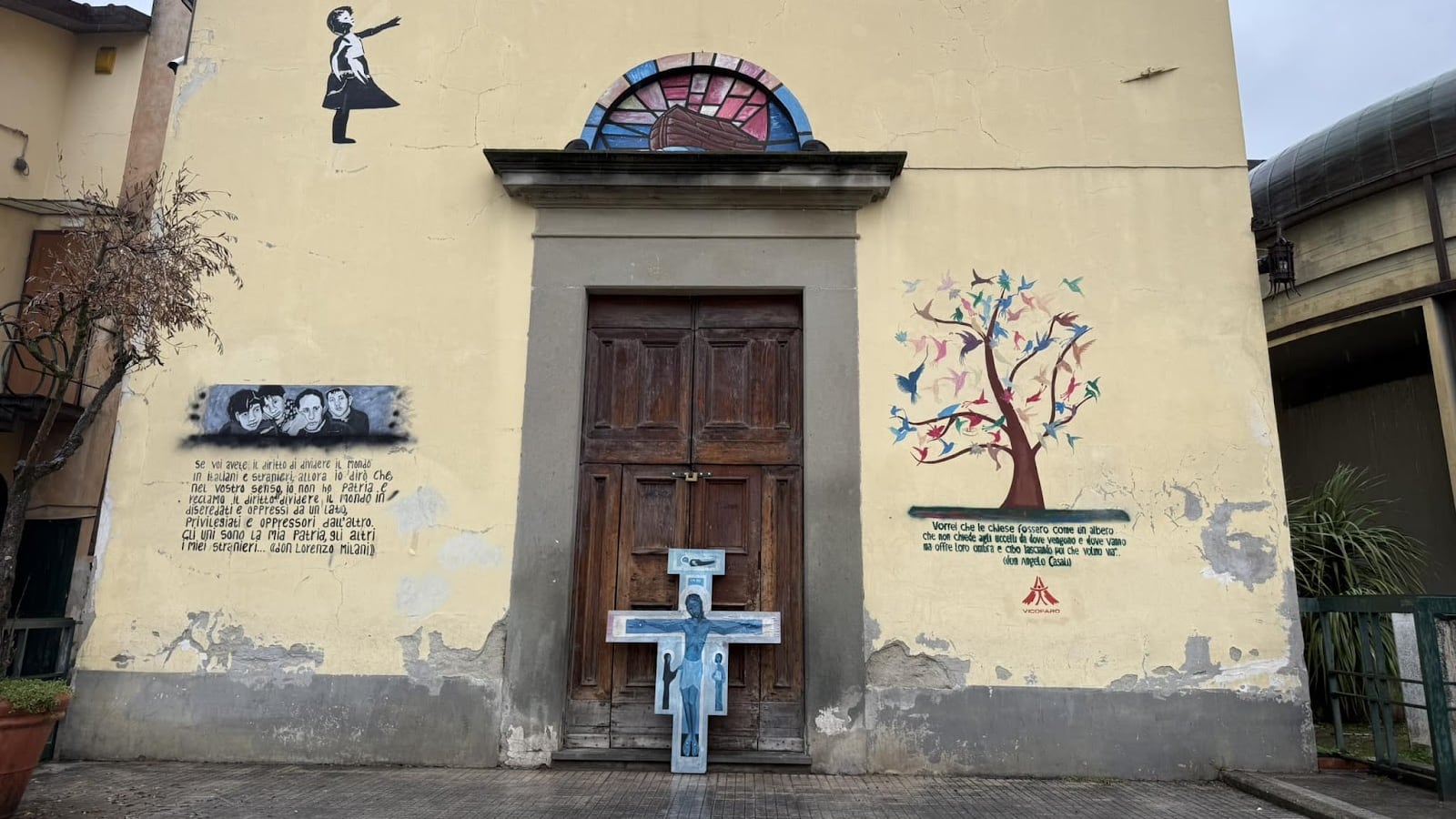“Topi e piccioni nella chiesa di Vicofaro”. I residenti (ancora) contro don Biancalani