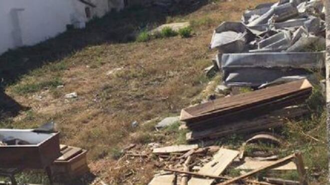 A Ugento una discarica a cielo aperto di bare e indumenti di defunti