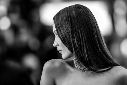 Bella Hadid strega il red carpet a Cannes. Guarda il look 6