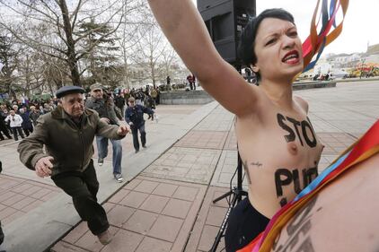 Simferopoli, le Femen protestano contro Putin 1