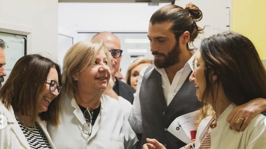 Can Yaman, un tour benefico per aiutare gli adolescenti