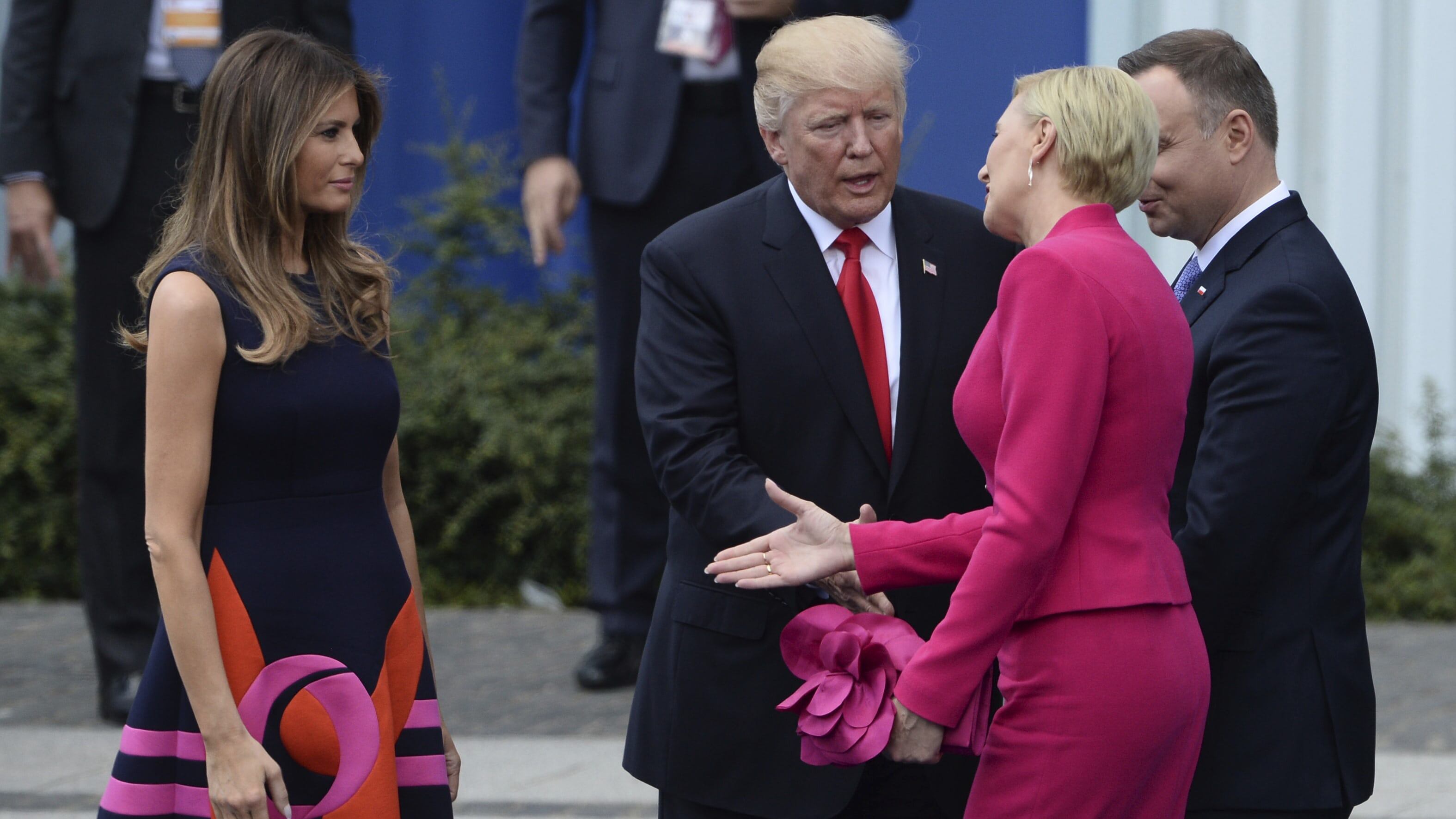 Trump "snobbato" dalla first lady polacca: la stretta di mano ignorata è virale
