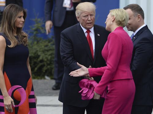 Trump "snobbato" dalla first lady polacca: la stretta di mano ignorata è virale