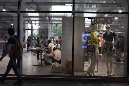 Gli immigrati nei negozi della stazione 5