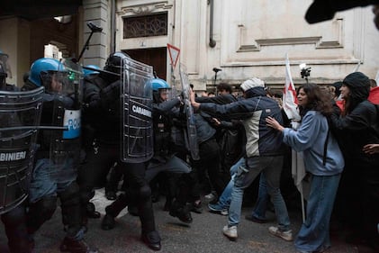 Antagonisti tentano l'assalto al G7, scontri con la polizia. Idranti in azione 7