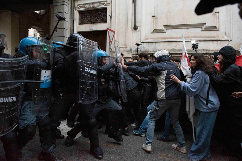 Antagonisti tentano l'assalto al G7, scontri con la polizia. Idranti in azione 7