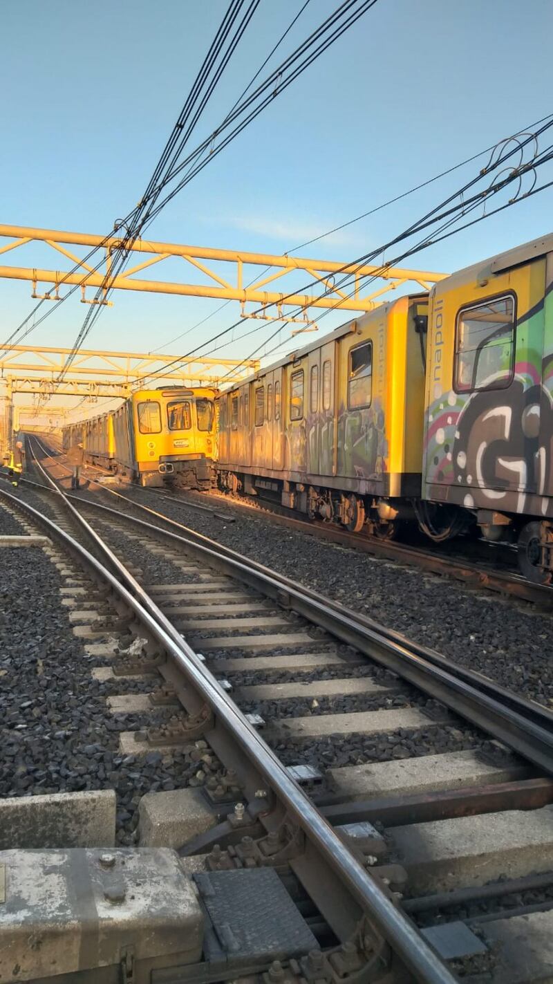 Napoli, scontro tra due treni nella metropolitana 4