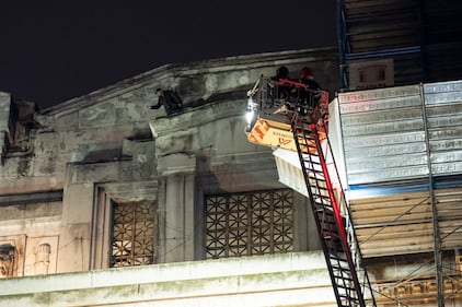Milano, un uomo si arrampica sulla facciata della stazione Centrale 5