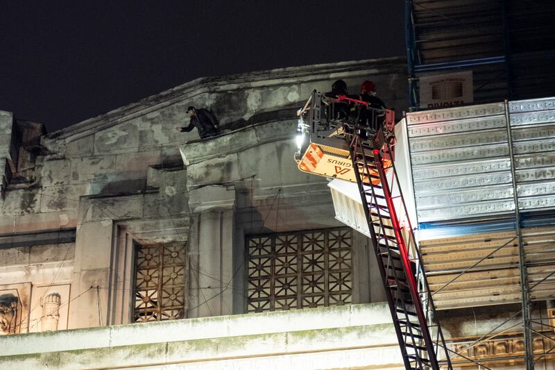 Milano, un uomo si arrampica sulla facciata della stazione Centrale 5