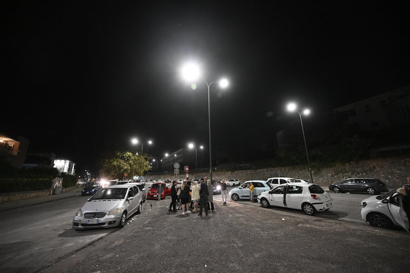 Terremoto ai Campi Flegrei, grande paura e gente in strada 10