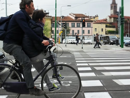 Cade e si rompe un braccio. Il Comune lo multa: quanto dovrà pagare