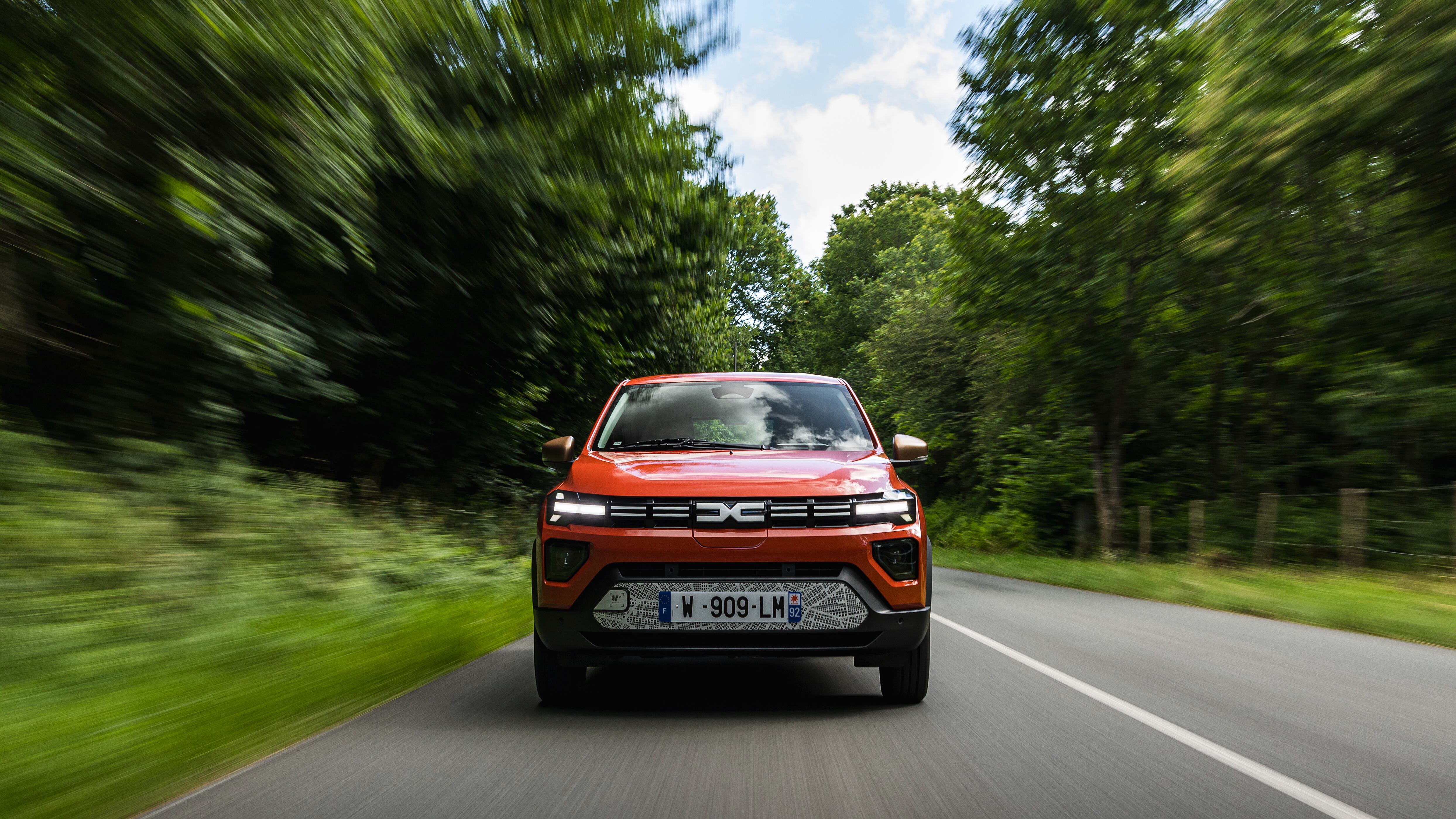 Dacia Spring, l’elettrica accessibile si rinnova: più qualità e tecnologia nell’abitacolo