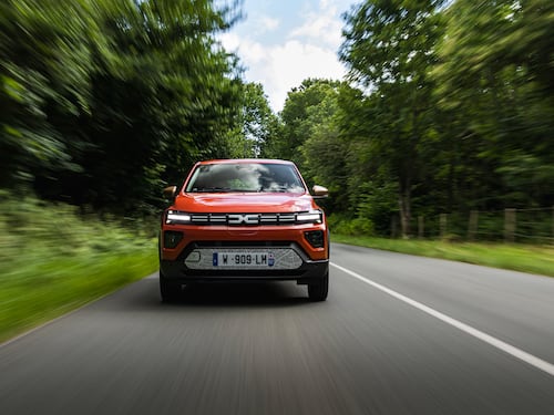 Dacia Spring, l’elettrica accessibile si rinnova: più qualità e tecnologia nell’abitacolo