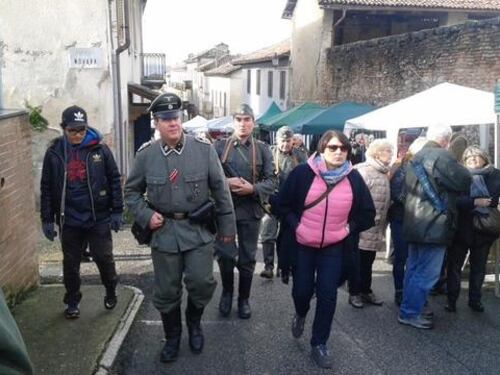 SS alla fiera del tartufo. E il Pd chiama il Viminale