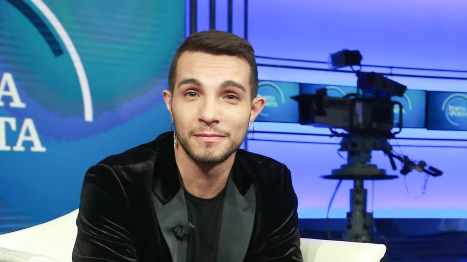 Salta il concerto di Marco Carta, il cantante ricoverato in ospedale: come sta