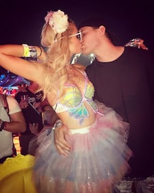 Paris Hilton hot, topless per il Selfie Day 6