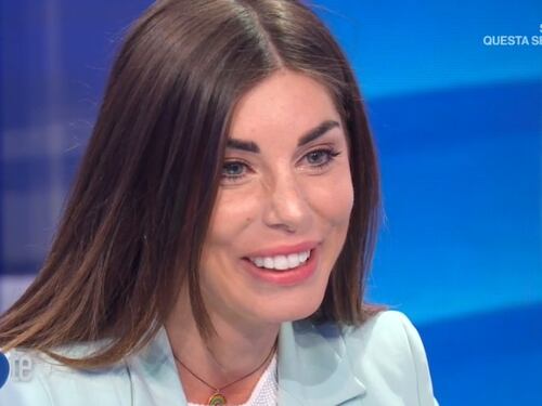 Bianca Atzei presenta il fidanzato ai genitori. E la Iena si mostra in boxer e ciabatte