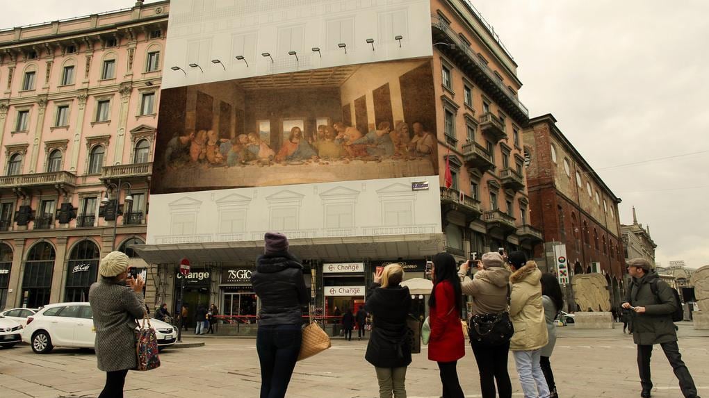 "Ruba" le pubblicità e ci mette i quadri