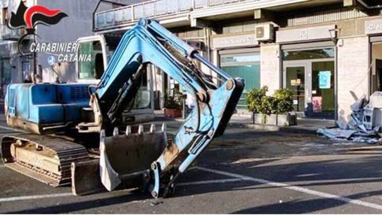 Sventato furto con "spaccata" in banca nel catanese
