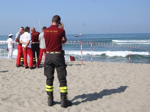 Castel Volturno, nonno muore tra le onde per salvare la nipotina