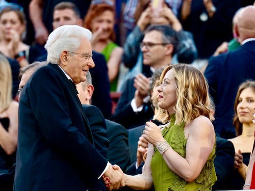 Pranzo a riflettori spenti tra Mattarella e Meloni. "È tutto sotto controllo"