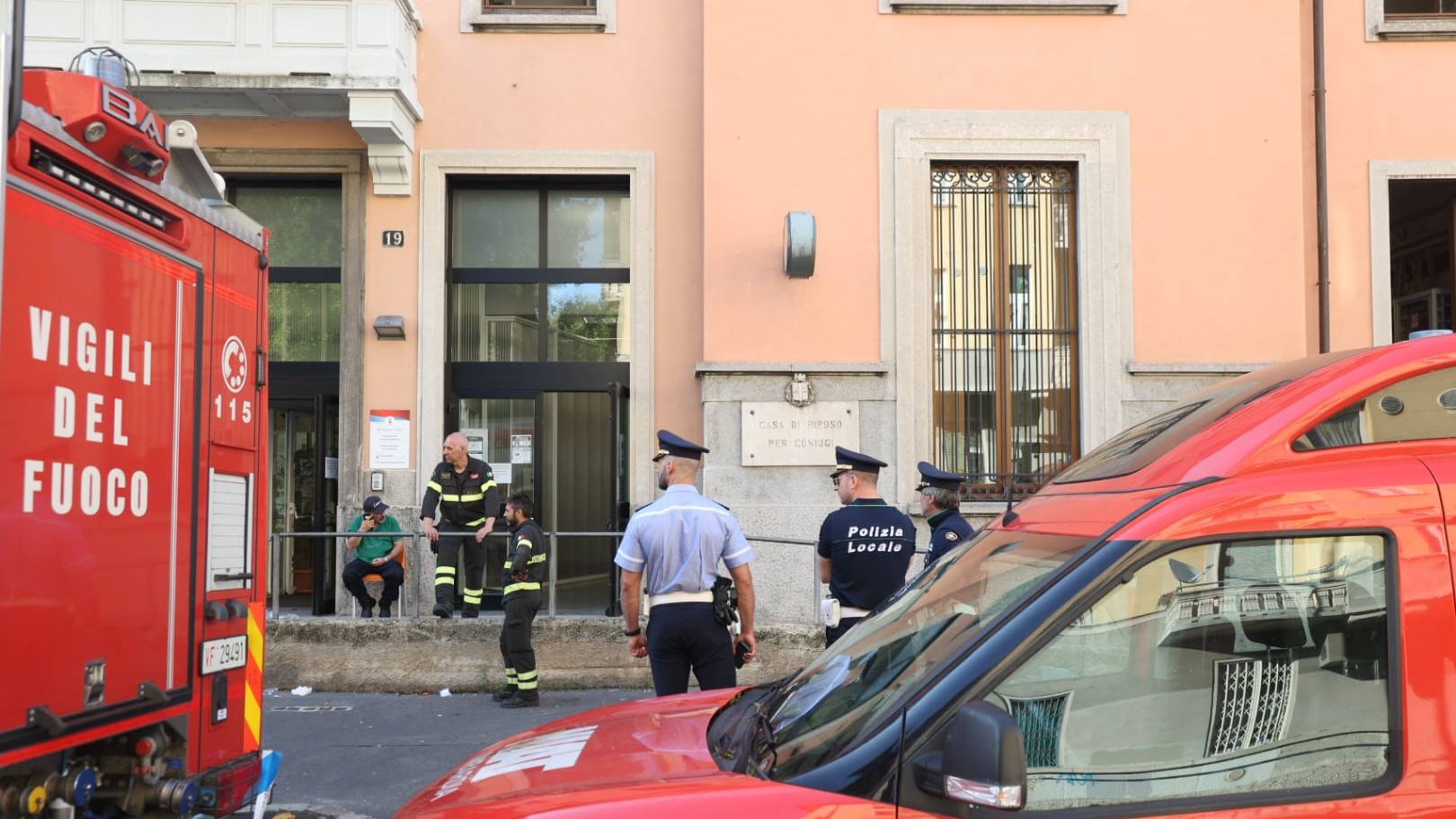 Le fiamme, i vetri rotti, i morti: cosa sappiamo dell'incendio nella Rsa a Milano