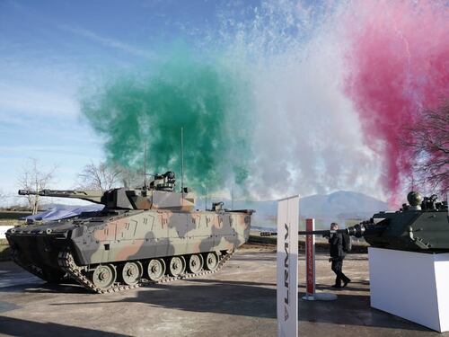Partito il programma A2CS: l'Esercito Italiano riceve i primi cingolati per la fanteria Lynx