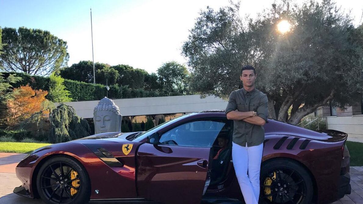 Cristiano Ronaldo pazzo per le auto lussuose: tutti i numeri