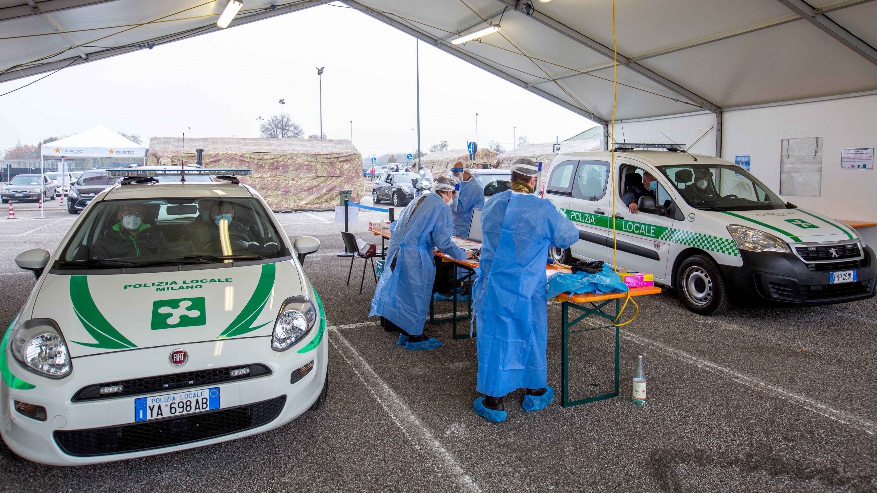 Il tampone seduti in auto e risultato in un quarto d'ora