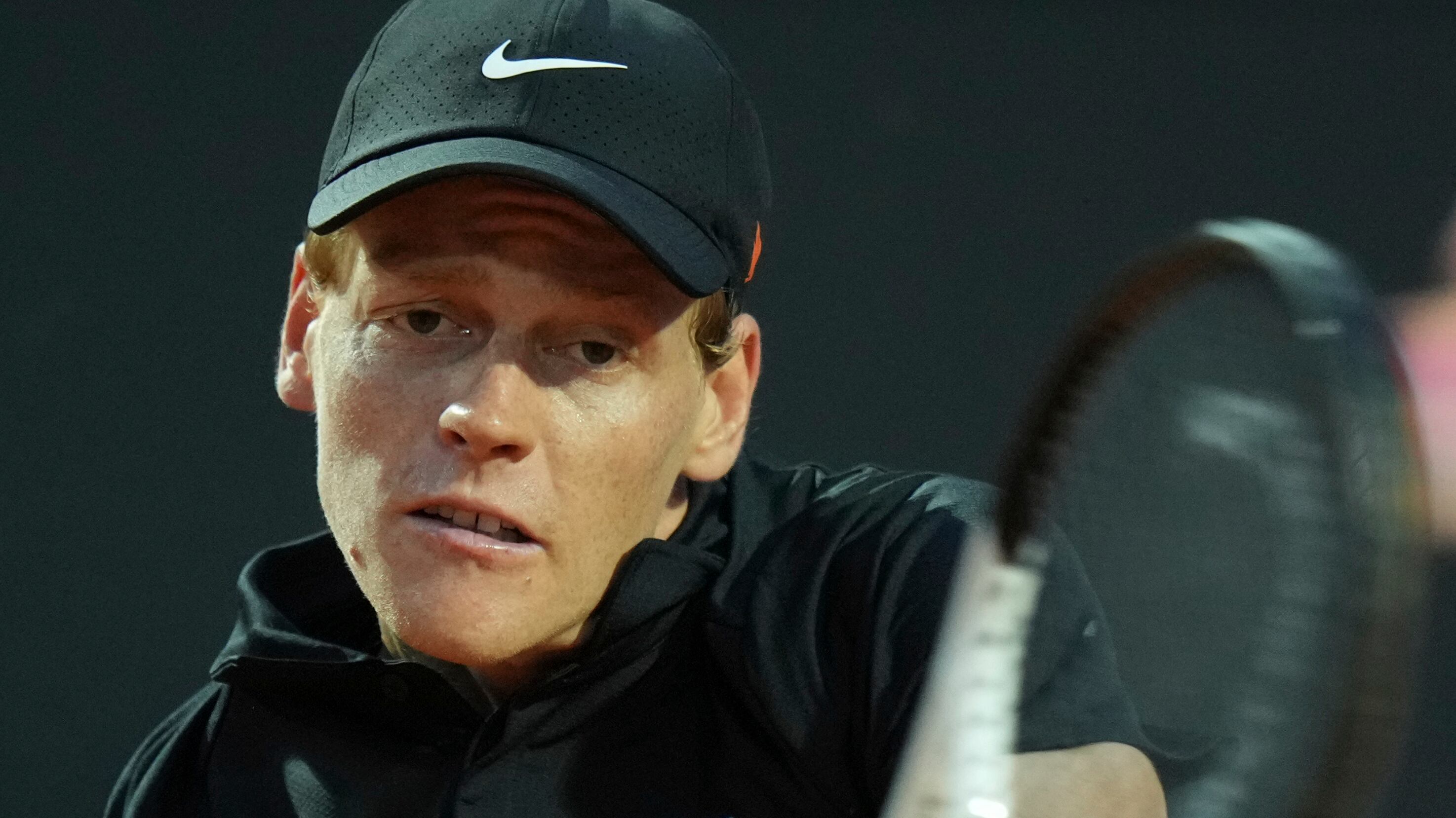 Sinner e i suoi fratelli. Il delirio per il tennis che sfida il pallone