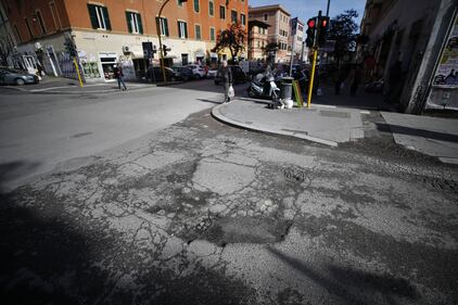 Gli interventi dei vigili urbani per chiudere le buche sulle strade della Capitale 17