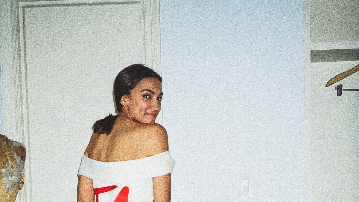 I biglietti e l'abito: la stella liberal Ocasio-Cortez sotto indagine