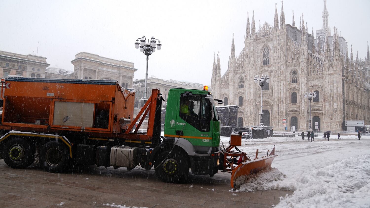 La neve chiude le strade del Nord in "arancione"
