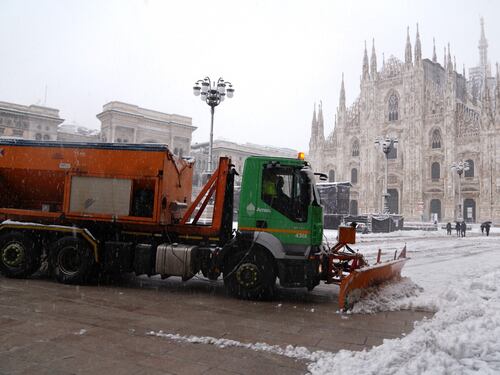 La neve chiude le strade del Nord in "arancione"