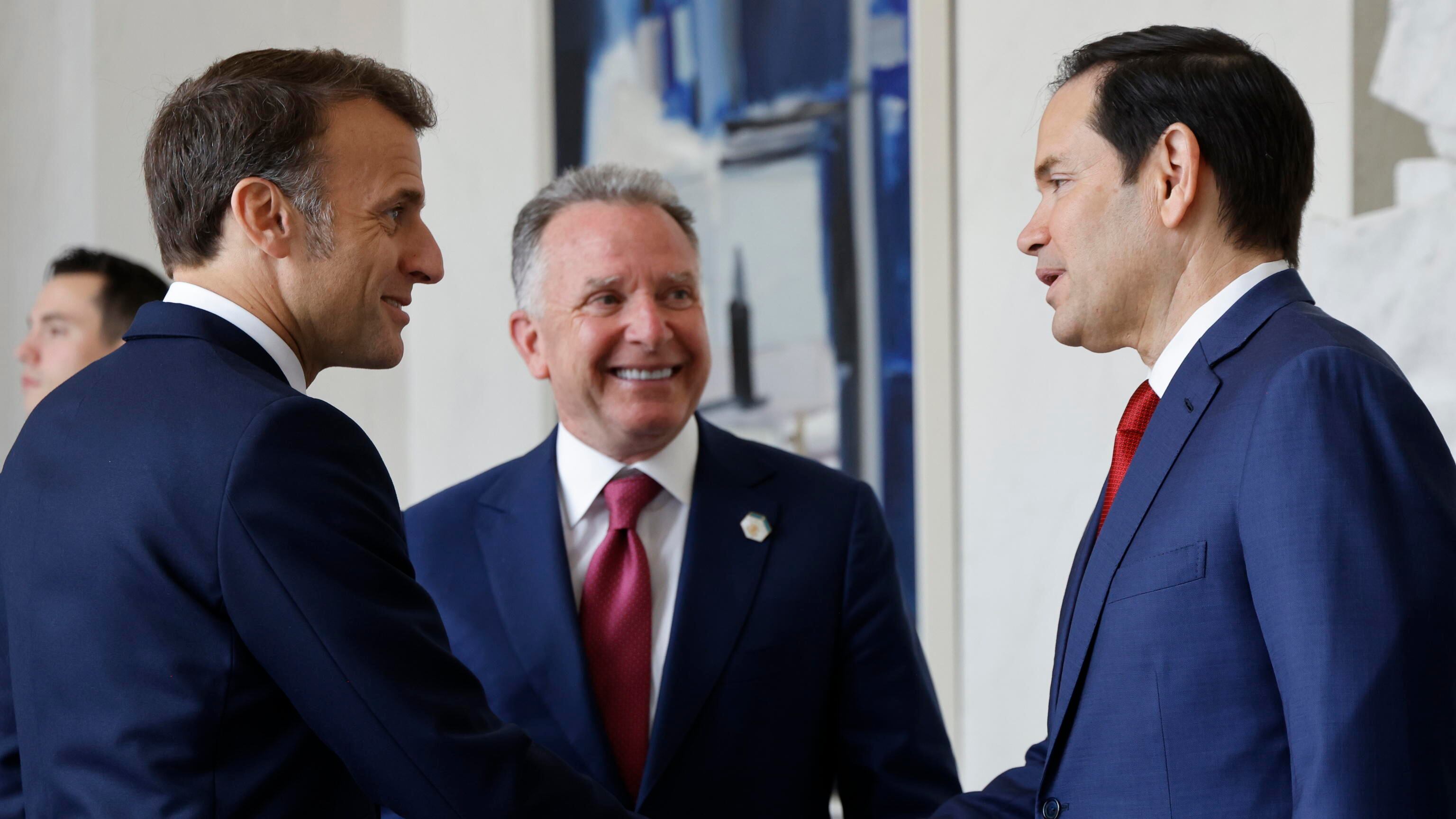 Inviati Usa a Parigi. Il Cremlino minaccia. "Discutono di bare"