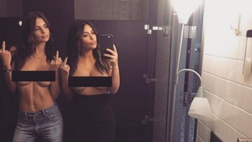 Anche Kim Kardashian senza slip in passerella 12