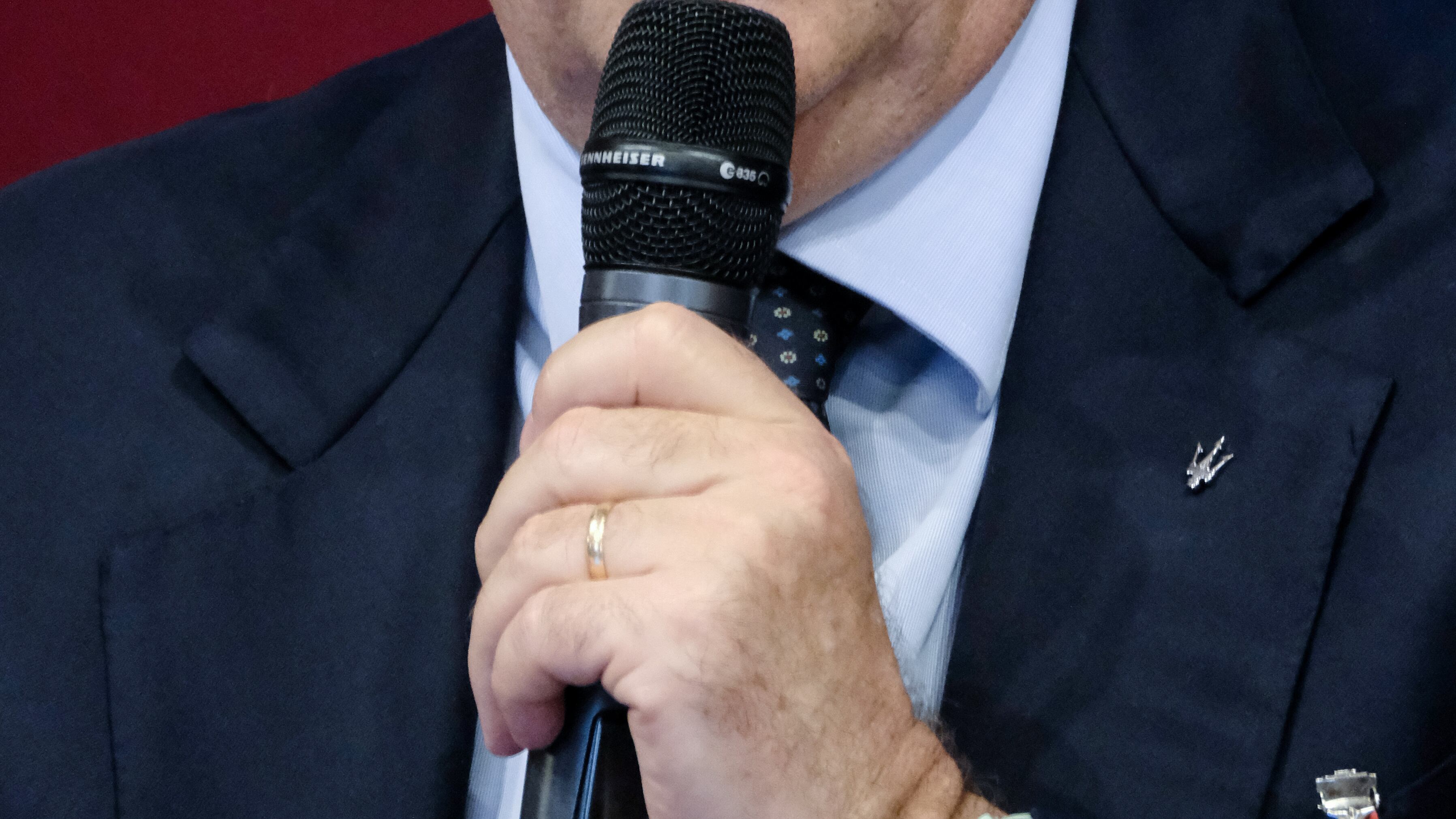 Stellantis stacca la spina. "Non sarà tutto elettrico"