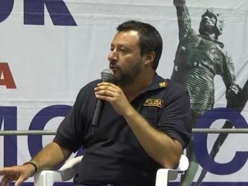 Il sindacato di polizia: "Salvini si tolga maglietta"