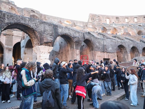 Assalto al Colosseo, manifestanti sfondano gli ingressi. Non ci sono danni. Il governo segue il caso