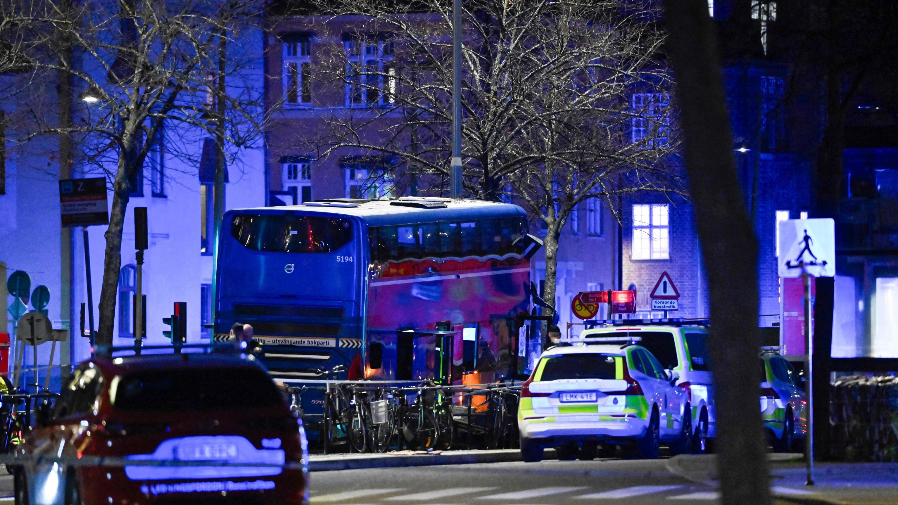 Paura a Stoccolma, bus si schianta contro una pensilina: 2 morti e 5 feriti. Arrestato l'autista