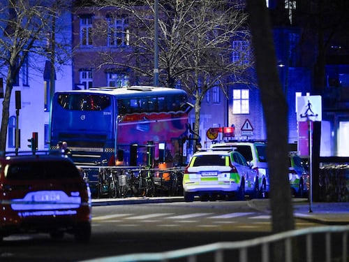 Paura a Stoccolma, bus si schianta contro una pensilina: 2 morti e 5 feriti. Arrestato l'autista