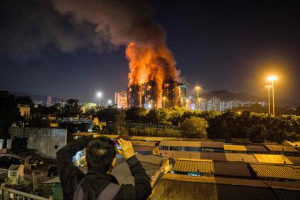 Vasto incendio a Hong Kong: le immagini del complesso residenziale in fiamme 10